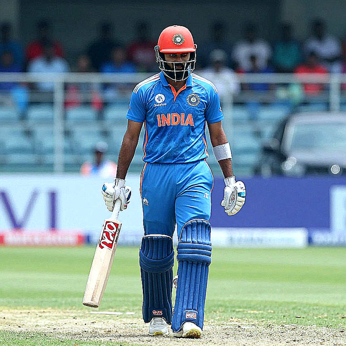 NCL राउंड 4, दिन 1: तीन मैदानों पर 912 रन — और वो एक आंकड़ा जो शतकों की करंसी घटा देता है NCL राउंड 4, दिन 1: तीन मैदानों पर 912 रन — और वो एक आंकड़ा जो शतकों की करंसी घटा देता है